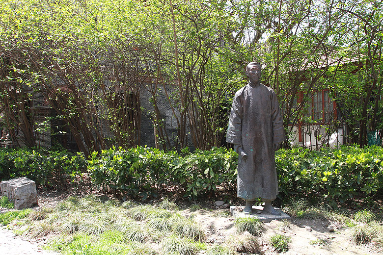 Шанхай, Хункоу, Памятник Е Шэнтао (Shanghai, Hongkou, Ye Shengtao Monument)