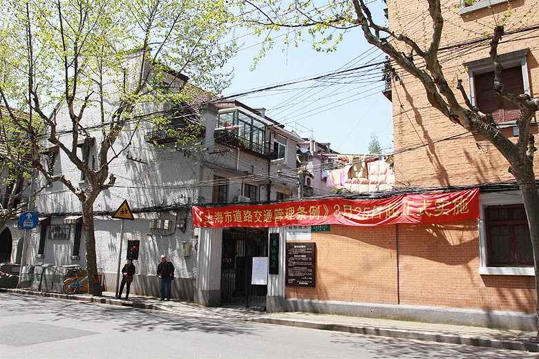 Шанхай, Хункоу, Вход во двор дома-музея Лу Синя (Shanghai, Hongkou, Former Residence of Lu Xun)