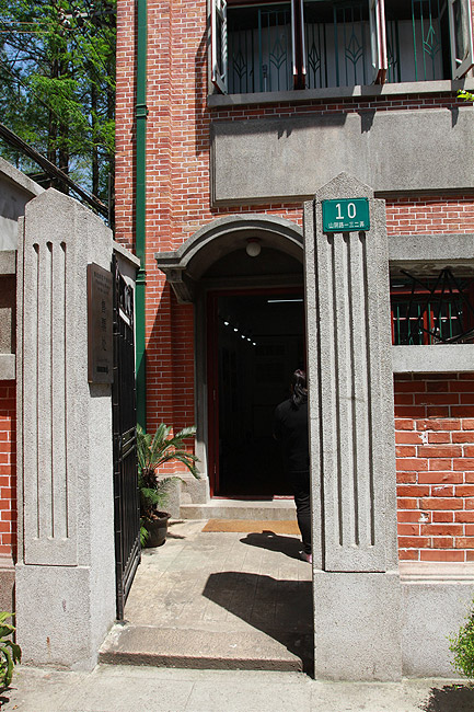 Шанхай, Хункоу, Вход во двор дома-музея Лу Синя (Shanghai, Hongkou, Former Residence of Lu Xun)