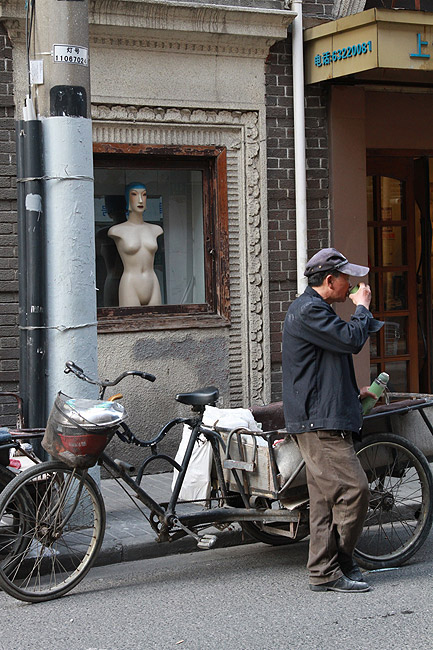 Шанхай, экскурсия Улица Наньцзин, Магазин манекенов (Shanghai, Nanjing Road, Mannequin Shop)