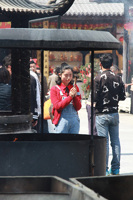 Шанхай, экскурсия Храм Нефритового Будды, Зона сжигания благовоний (Shanghai, Jade Buddha Temple, Incense Burning Zone)