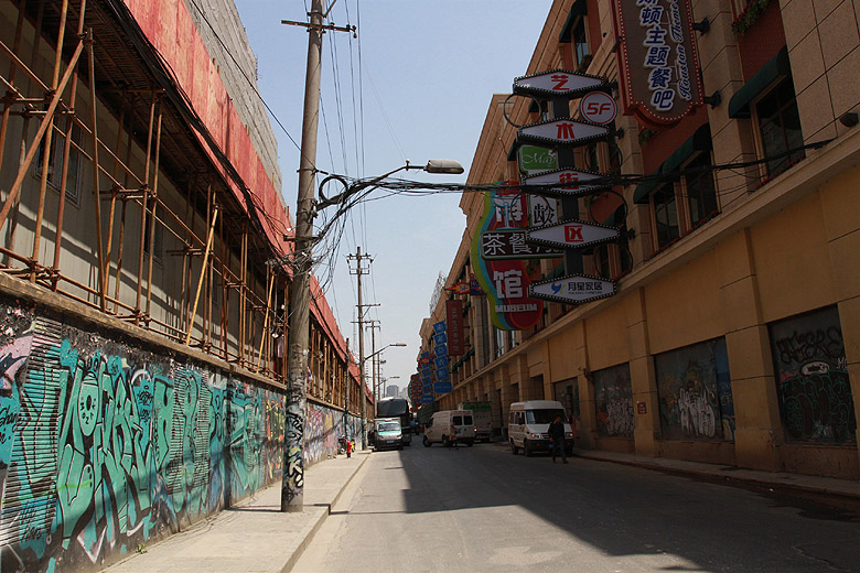 Шанхай, экскурсия Храм Нефритового Будды, Стена граффити вдоль Moganshan Road (Shanghai, Graffiti Wall)