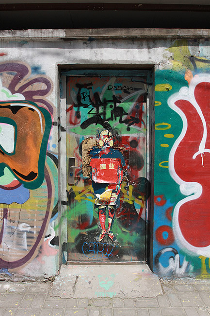 Шанхай, экскурсия Храм Нефритового Будды, Стена граффити вдоль Moganshan Road (Shanghai, Graffiti Wall)