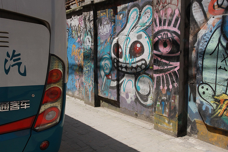 Шанхай, экскурсия Храм Нефритового Будды, Стена граффити вдоль Moganshan Road (Shanghai, Graffiti Wall)