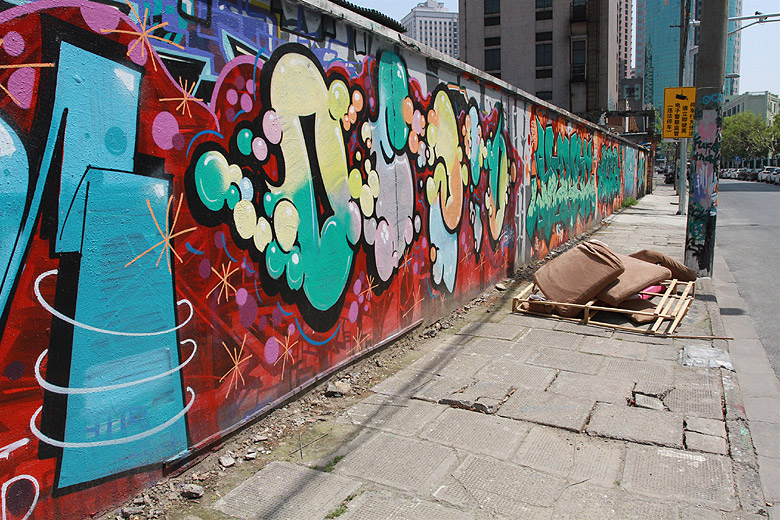 Шанхай, экскурсия Храм Нефритового Будды, Стена граффити вдоль Moganshan Road (Shanghai, Graffiti Wall)