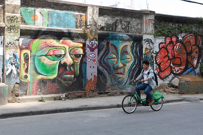 Шанхай, экскурсия Храм Нефритового Будды, Стена граффити вдоль Moganshan Road (Shanghai, Graffiti Wall)