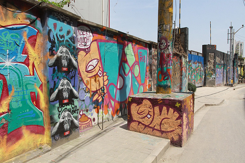 Шанхай, экскурсия Храм Нефритового Будды, Стена граффити вдоль Moganshan Road (Shanghai, Graffiti Wall)