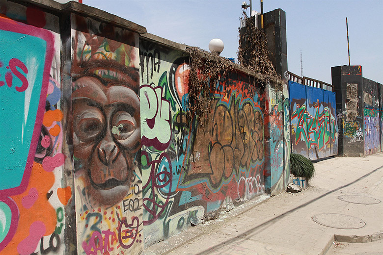 Шанхай, экскурсия Храм Нефритового Будды, Стена граффити вдоль Moganshan Road (Shanghai, Graffiti Wall)