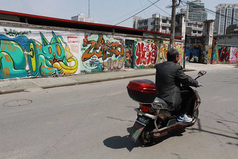 Шанхай, экскурсия Храм Нефритового Будды, Стена граффити вдоль Moganshan Road (Shanghai, Graffiti Wall)