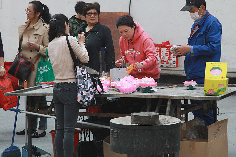 Шанхай, экскурсия Храм Нефритового Будды, Зона сжигания благовоний (Shanghai, Jade Buddha Temple, Incense Burning Zone)